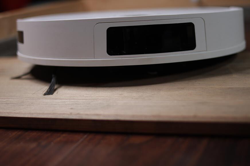 Yeedi Vac 2 Pro überwindet eine hohe Türschwelle